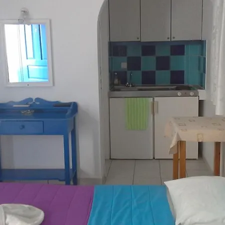 Studios Apartments Perivolos 3*